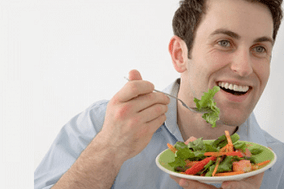 manger une salade de légumes tout en traitant la prostatite